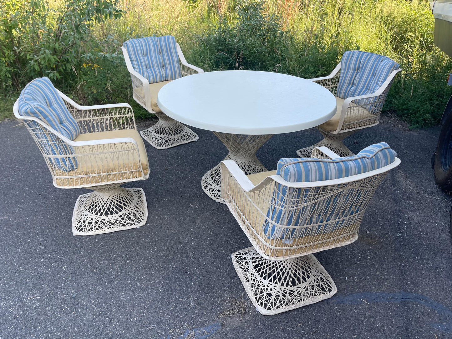 EstablishedLines Spun Fiberglass 5 Pieces Round Dining Table 4 Chair Russel Woodard Outdoor Set
