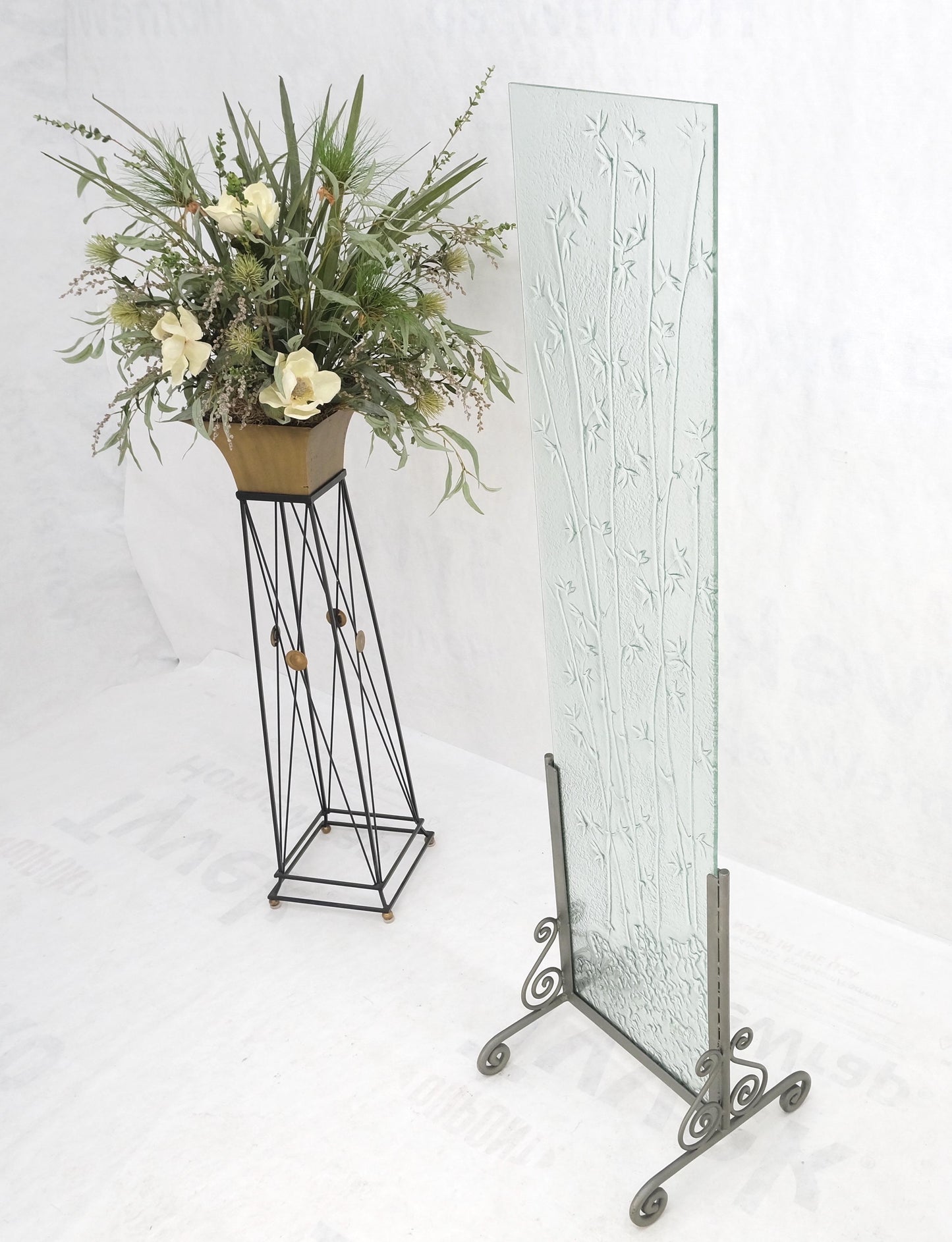 EstablishedLines Decorative Floral Scene Theme Molded Glass Panel w/ Wrought Iron Stand Base MINT