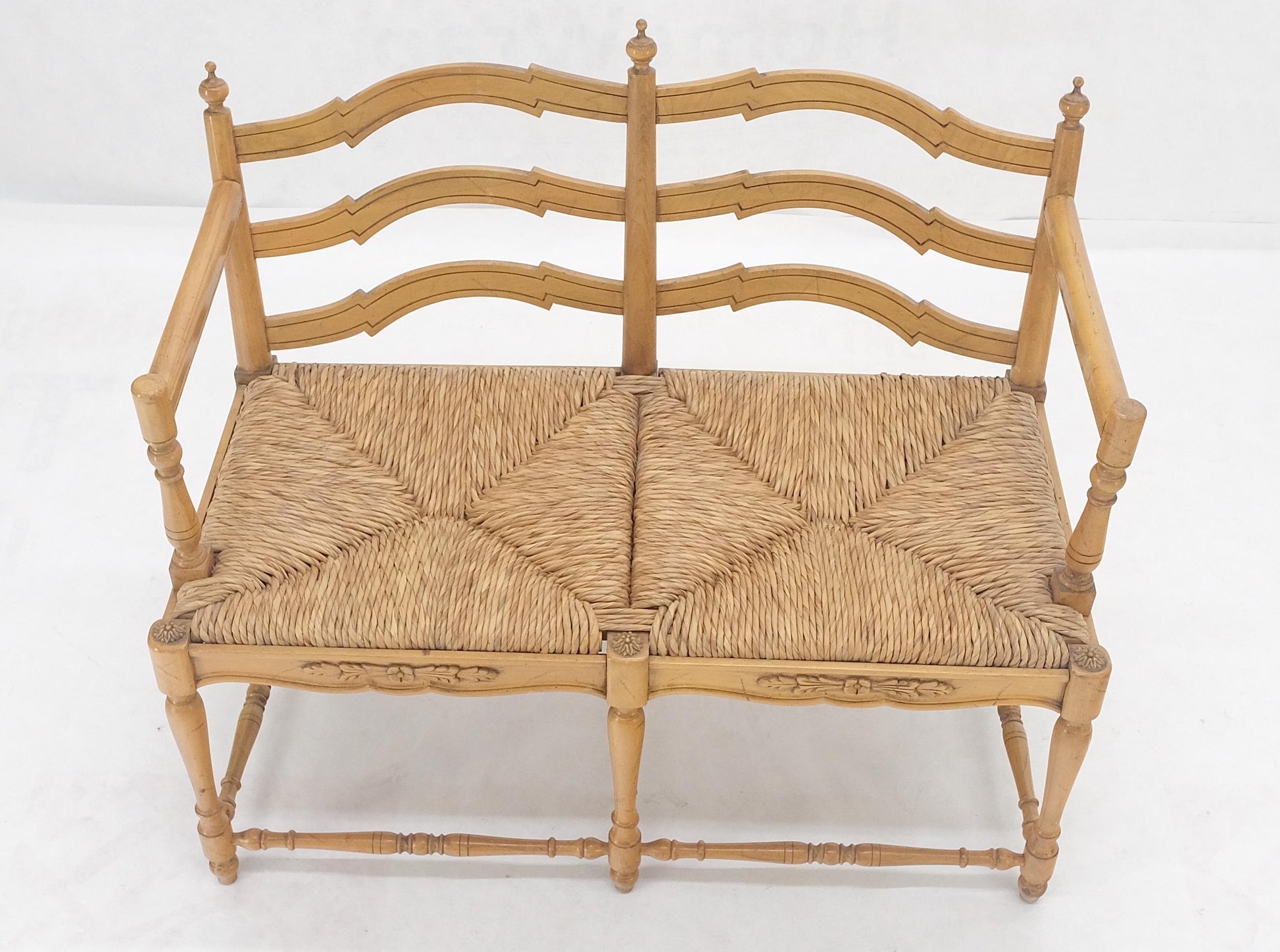 EstablishedLines Rush Seat Ladder Back Carved Maple Country Style Loveseat Sofa Bench MINT!