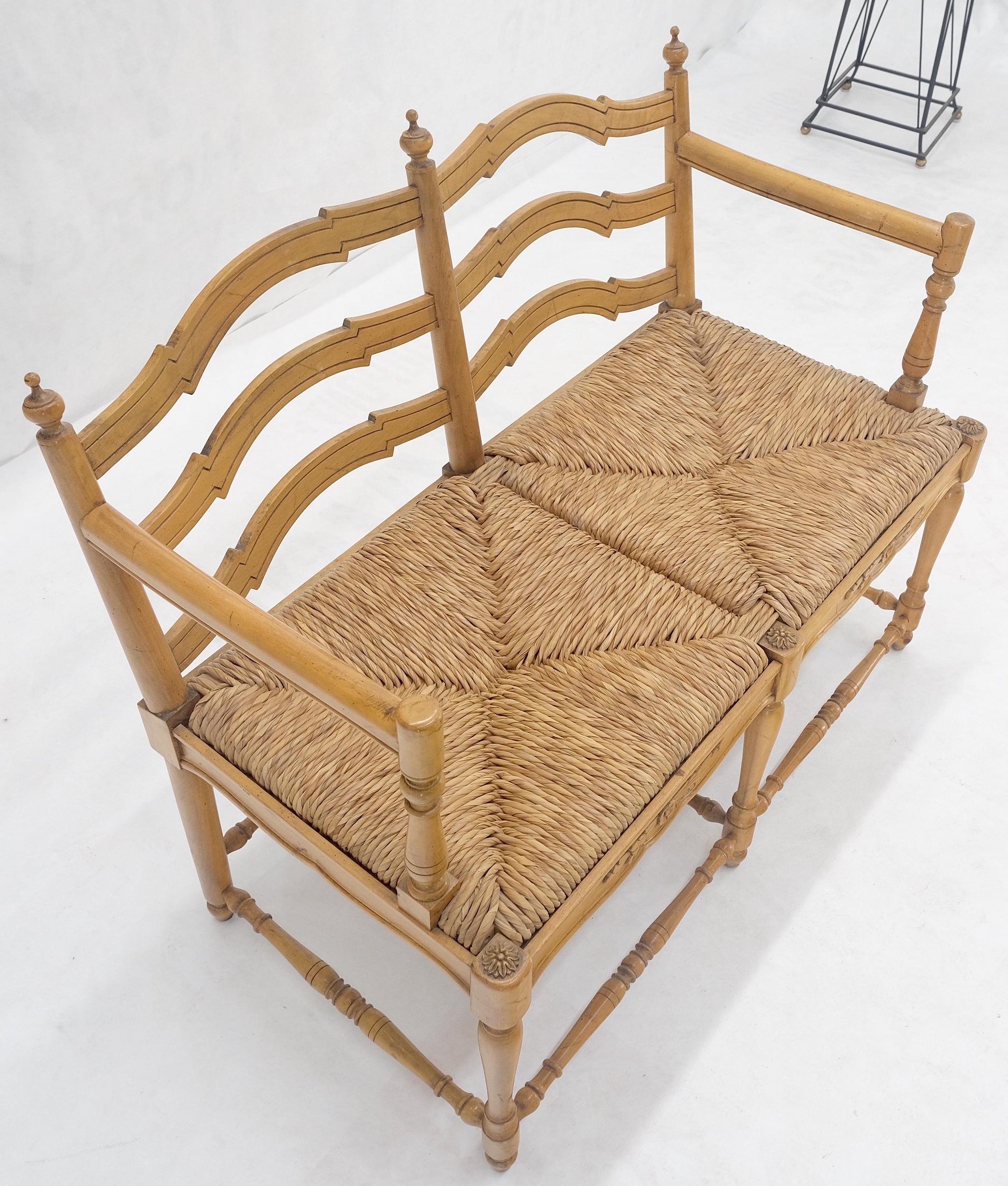 EstablishedLines Rush Seat Ladder Back Carved Maple Country Style Loveseat Sofa Bench MINT!