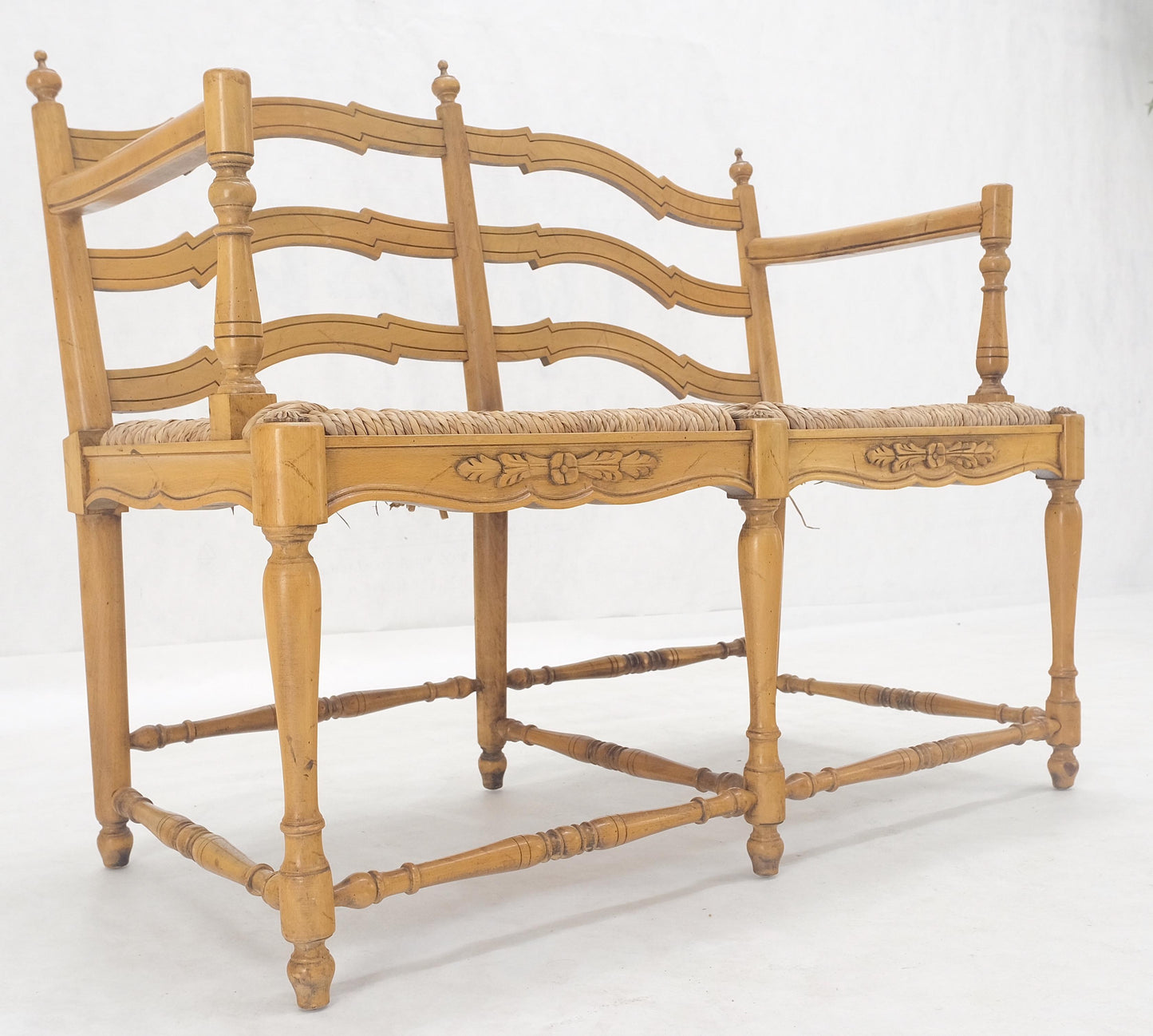 EstablishedLines Rush Seat Ladder Back Carved Maple Country Style Loveseat Sofa Bench MINT!