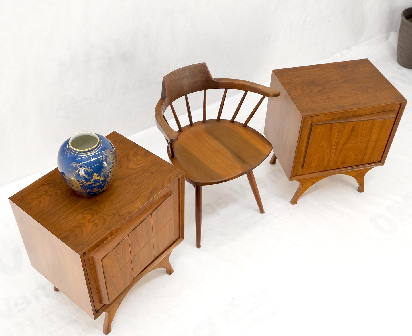 EstablishedLines Pair Sculpted Fronts Legs Walnut Mid-Century Modern Nightstands End Tables MINT!