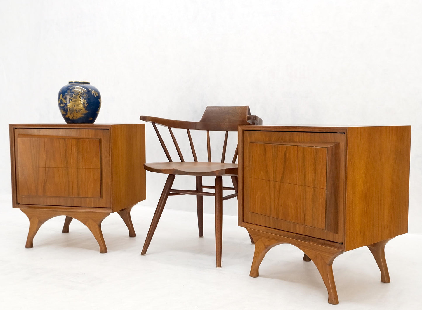 EstablishedLines Pair Sculpted Fronts Legs Walnut Mid-Century Modern Nightstands End Tables MINT!