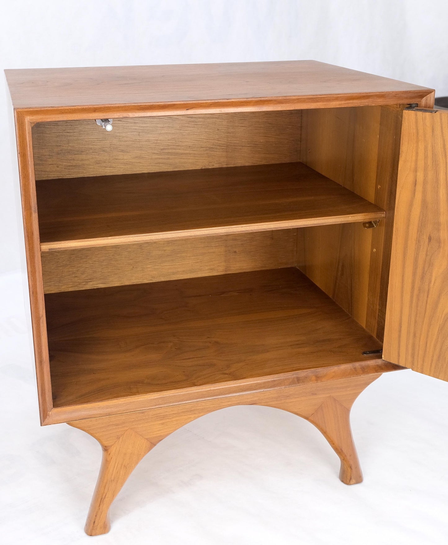 EstablishedLines Pair Sculpted Fronts Legs Walnut Mid-Century Modern Nightstands End Tables MINT!