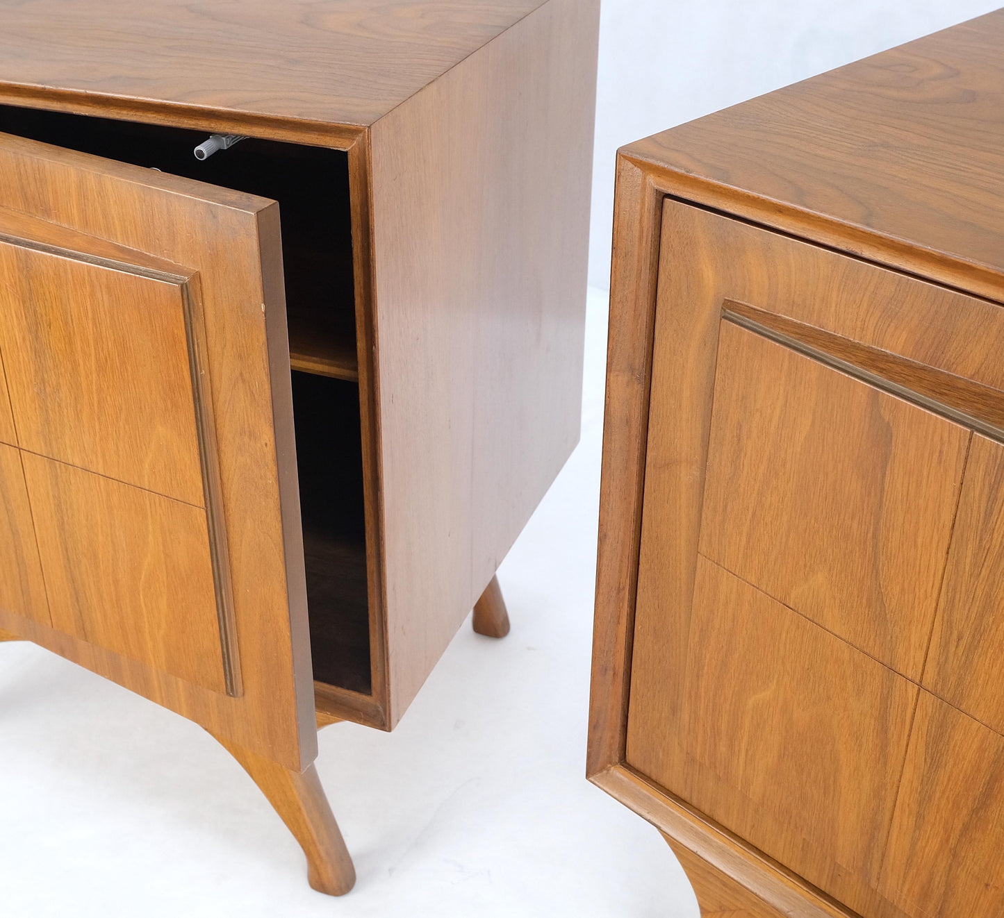 EstablishedLines Pair Sculpted Fronts Legs Walnut Mid-Century Modern Nightstands End Tables MINT!