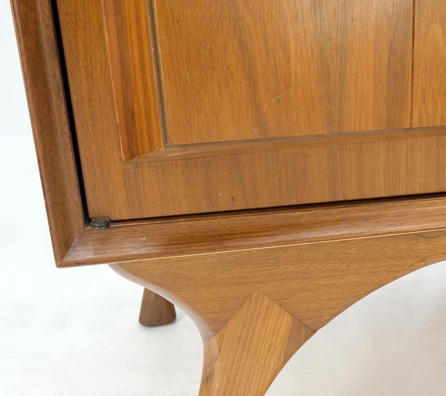EstablishedLines Pair Sculpted Fronts Legs Walnut Mid-Century Modern Nightstands End Tables MINT!