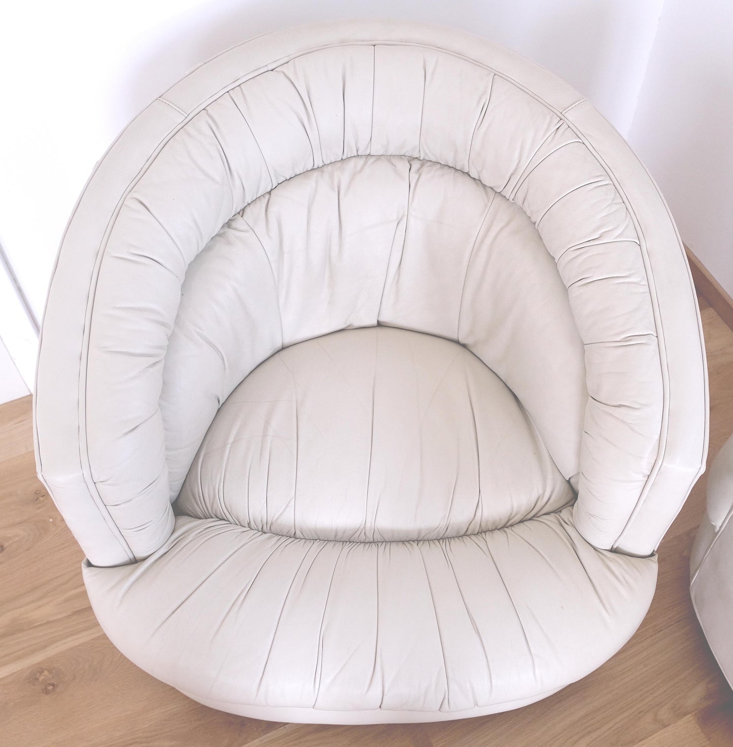 EstablishedLines Pair Barrel Round Back Off White Leather Upholstery Swivel Lounge Chairs MINT!