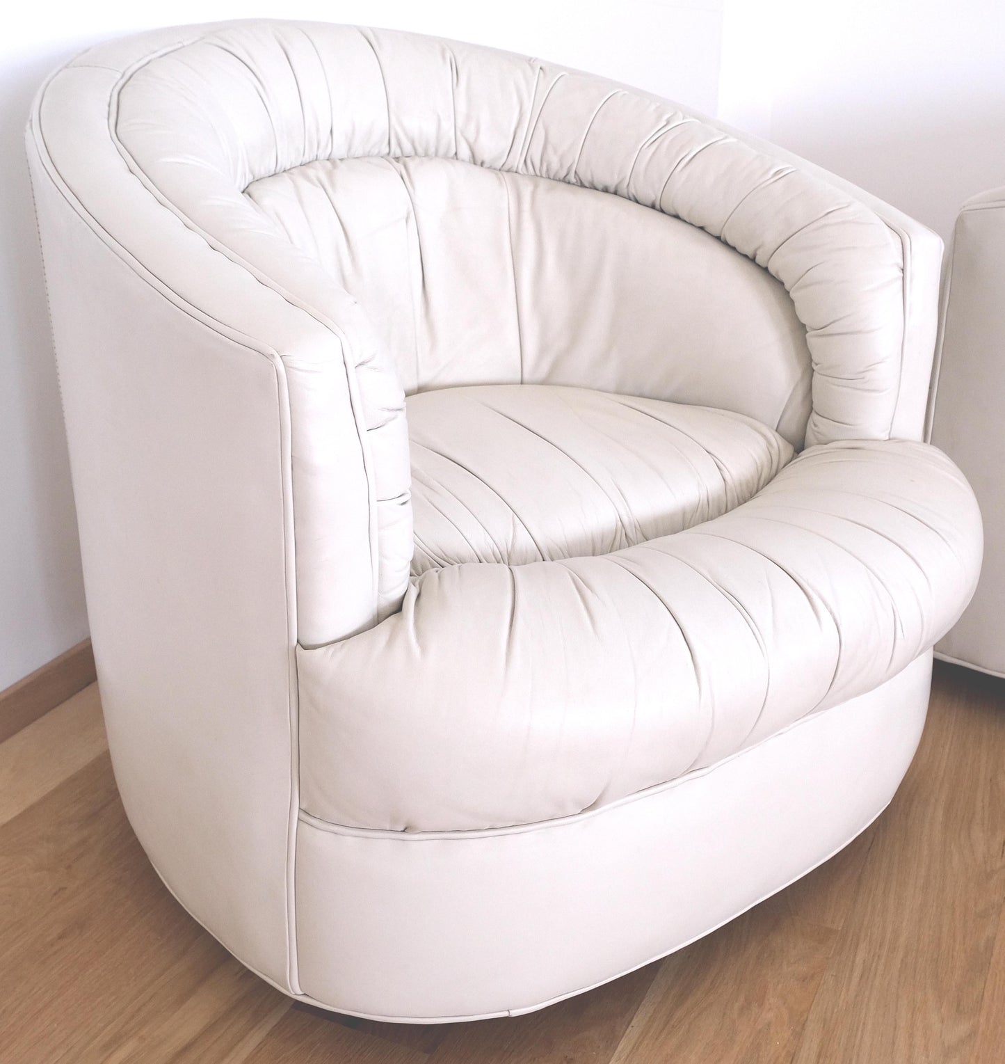 EstablishedLines Pair Barrel Round Back Off White Leather Upholstery Swivel Lounge Chairs MINT!