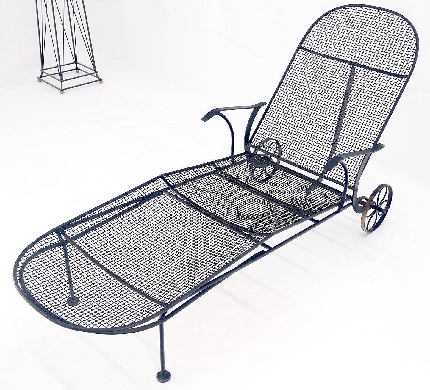 EstablishedLines Russel Woodard Mesh Body Adjustable Back Chaise Lounge on Wheels 1960s MINT