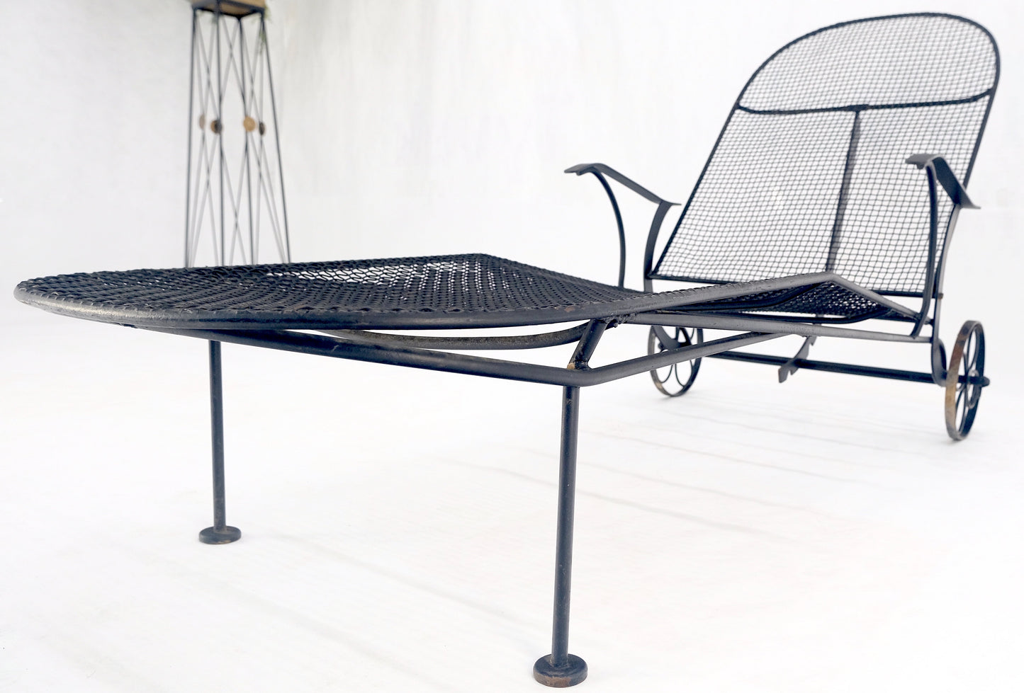 EstablishedLines Russel Woodard Mesh Body Adjustable Back Chaise Lounge on Wheels 1960s MINT