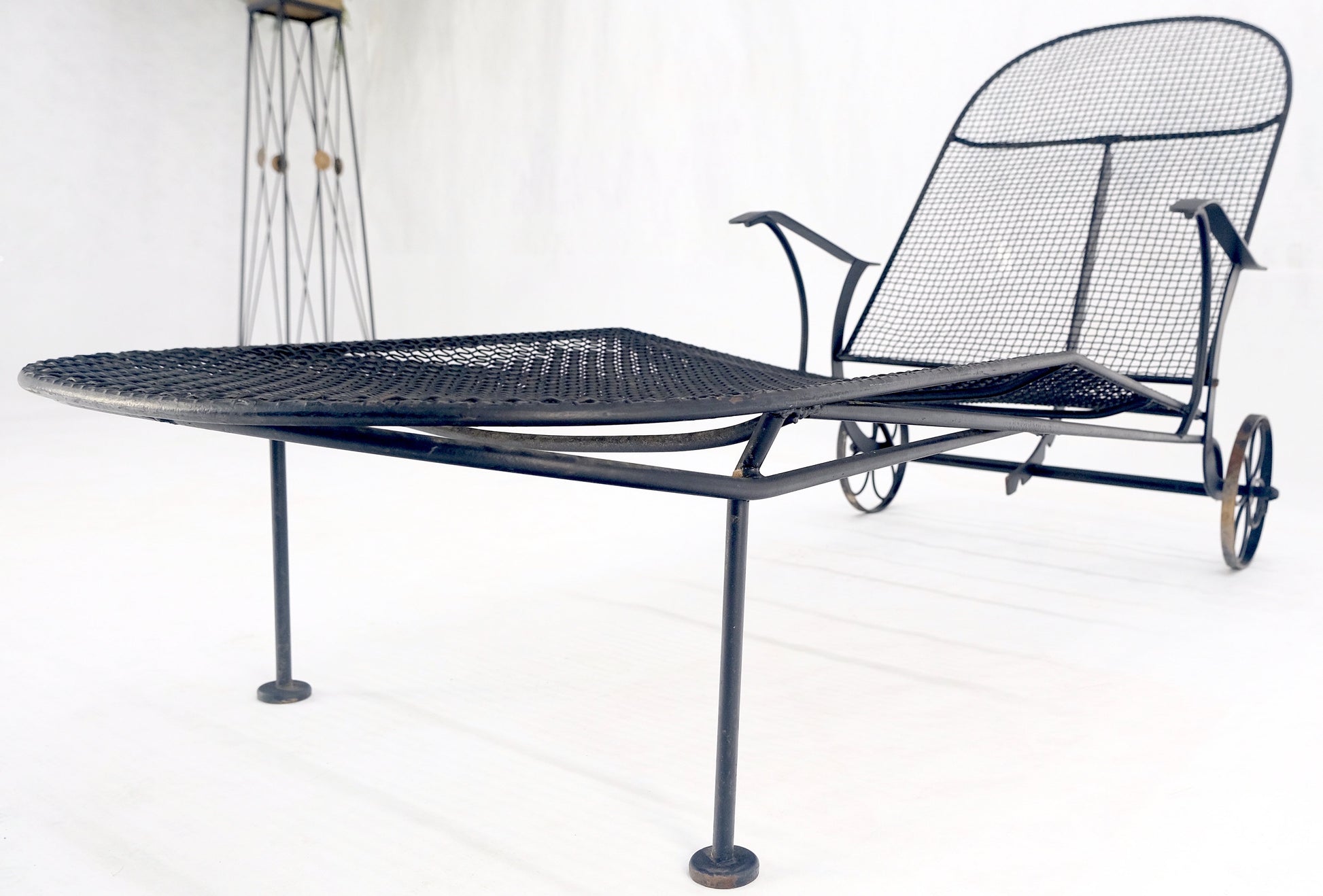 EstablishedLines Russel Woodard Mesh Body Adjustable Back Chaise Lounge on Wheels 1960s MINT