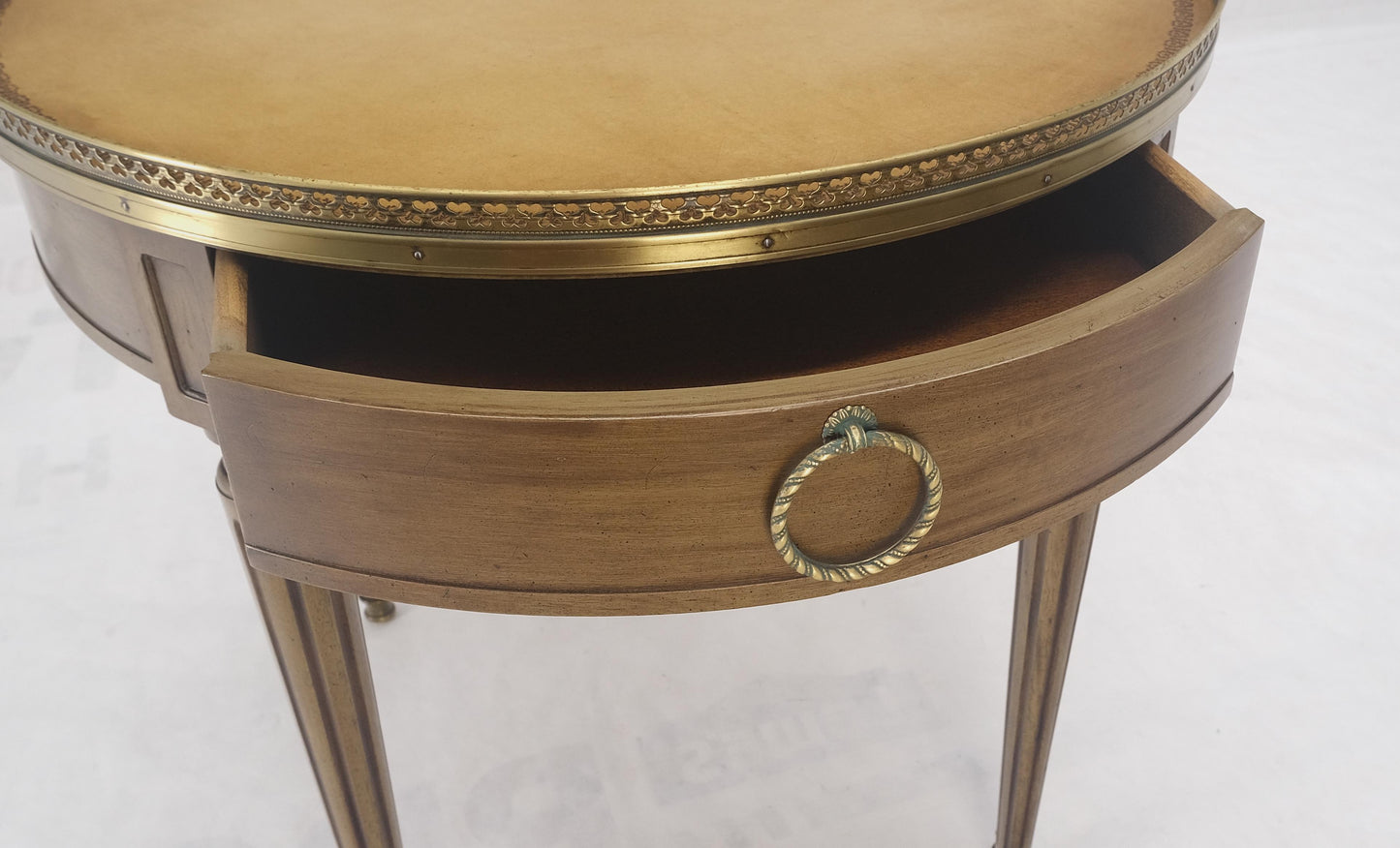 EstablishedLines Henredon Olive Green Round Leather Top Brass Gallery Drop Pull Side Table MINT!