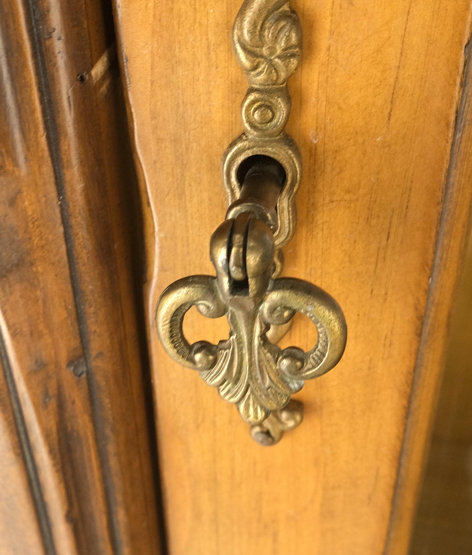 EstablishedLines Compact Regency One Door Carved 26" Wide 3 Tier Italian Curio Cabinet MINT