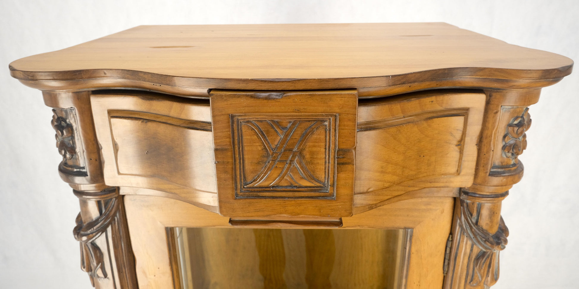 EstablishedLines Compact Regency One Door Carved 26" Wide 3 Tier Italian Curio Cabinet MINT