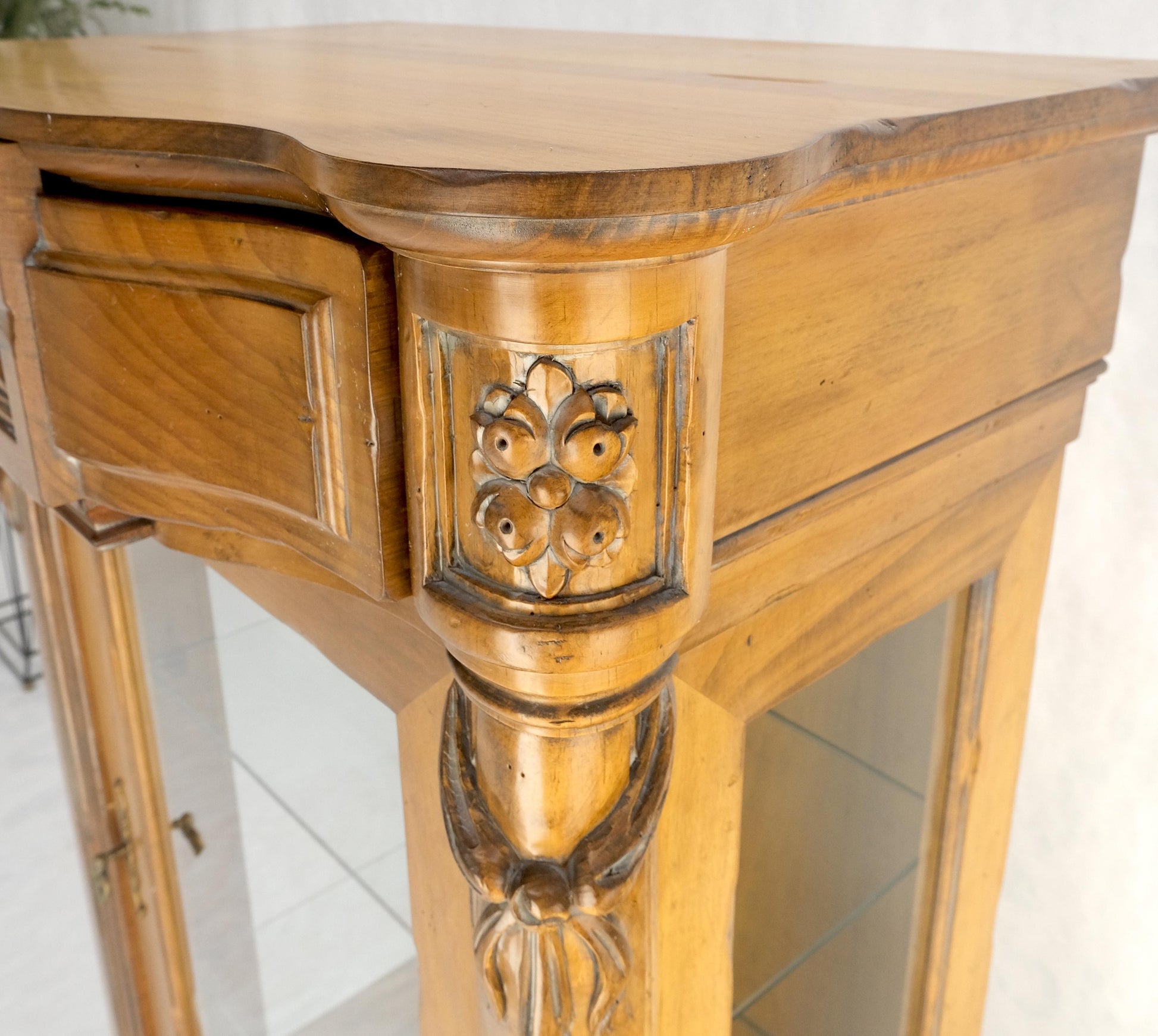 EstablishedLines Compact Regency One Door Carved 26" Wide 3 Tier Italian Curio Cabinet MINT