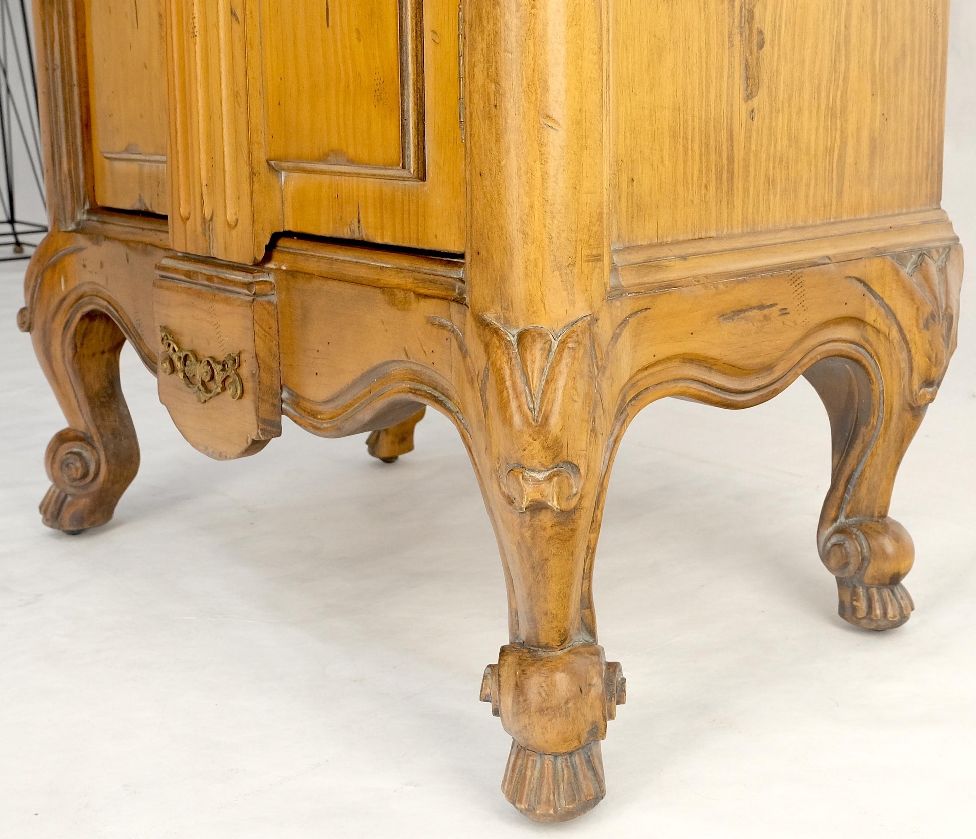 EstablishedLines Compact Regency One Door Carved 26" Wide 3 Tier Italian Curio Cabinet MINT