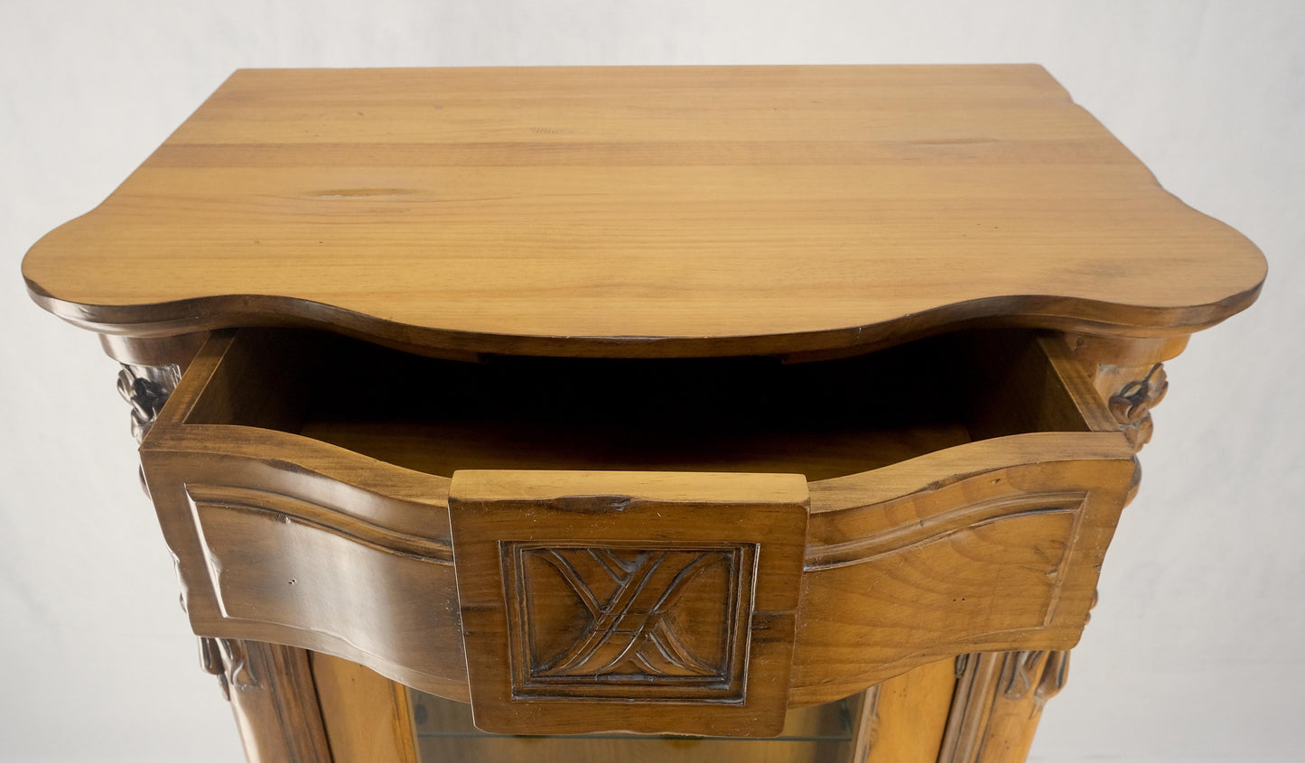 EstablishedLines Compact Regency One Door Carved 26" Wide 3 Tier Italian Curio Cabinet MINT