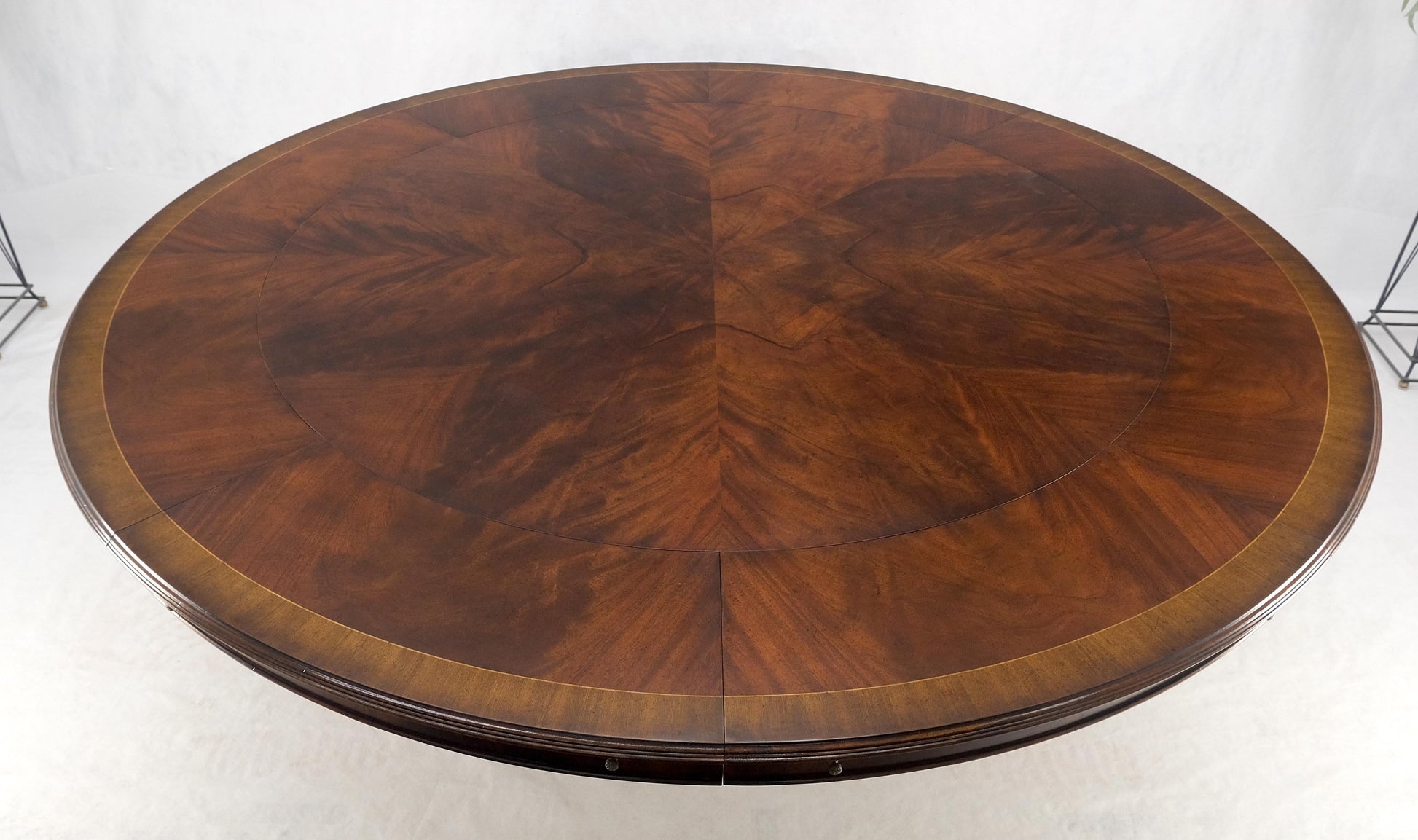 EstablishedLines Jonathan Charles 66/92' Diamet Round 8 board Extendable Dining Table Single Base