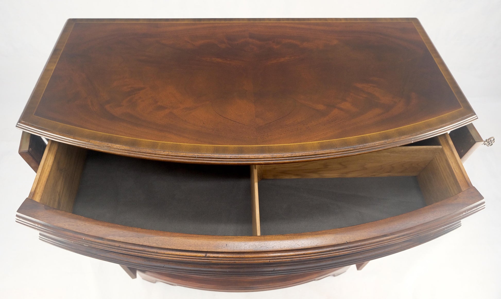 EstablishedLines Jonathan Charles 66/92' Diamet Round 8 board Extendable Dining Table Single Base