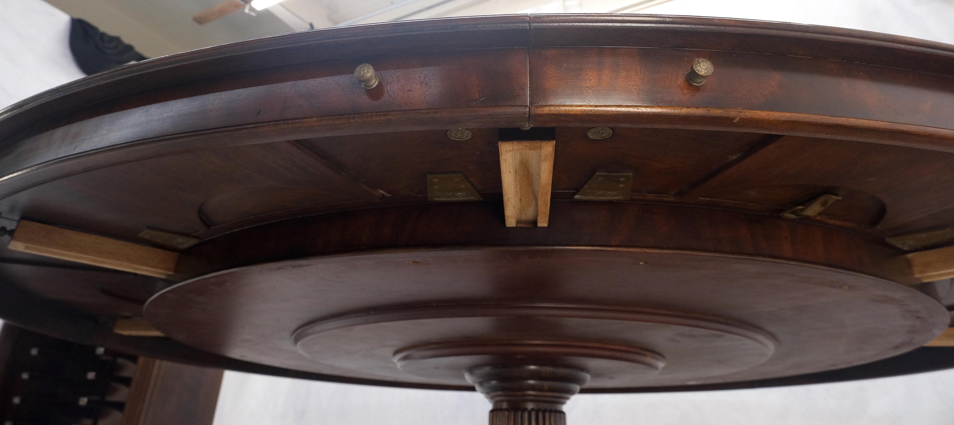 EstablishedLines Jonathan Charles 66/92' Diamet Round 8 board Extendable Dining Table Single Base