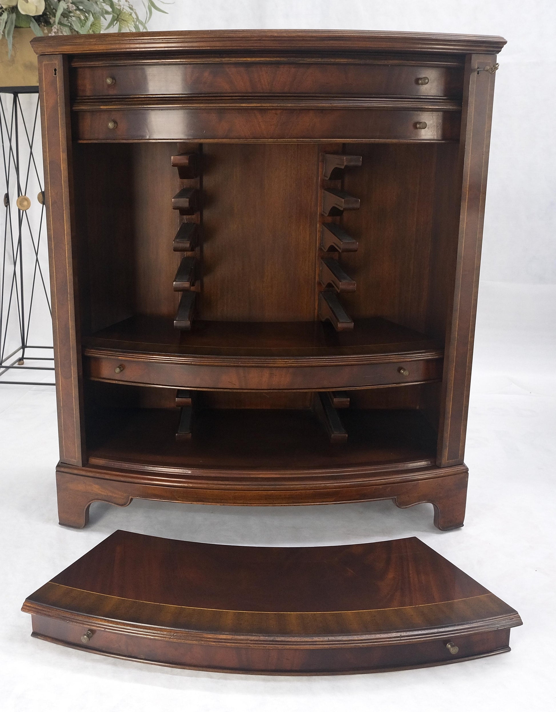 EstablishedLines Jonathan Charles 66/92' Diamet Round 8 board Extendable Dining Table Single Base