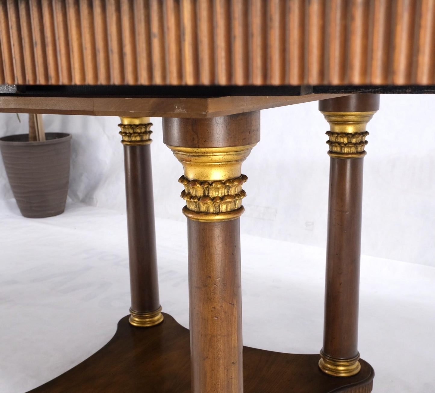 EstablishedLines Baker large Round Single Pedestal Base Three Extension Boards Dining Table MINT