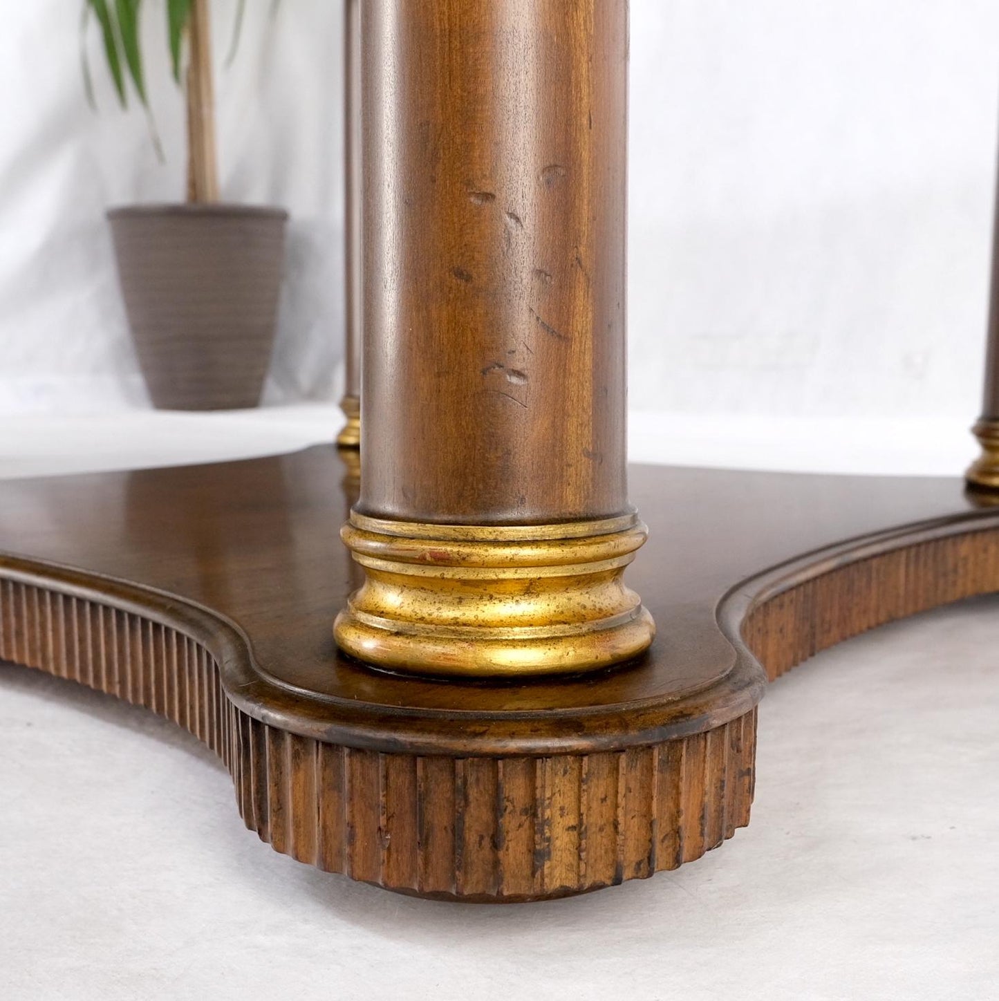 EstablishedLines Baker large Round Single Pedestal Base Three Extension Boards Dining Table MINT