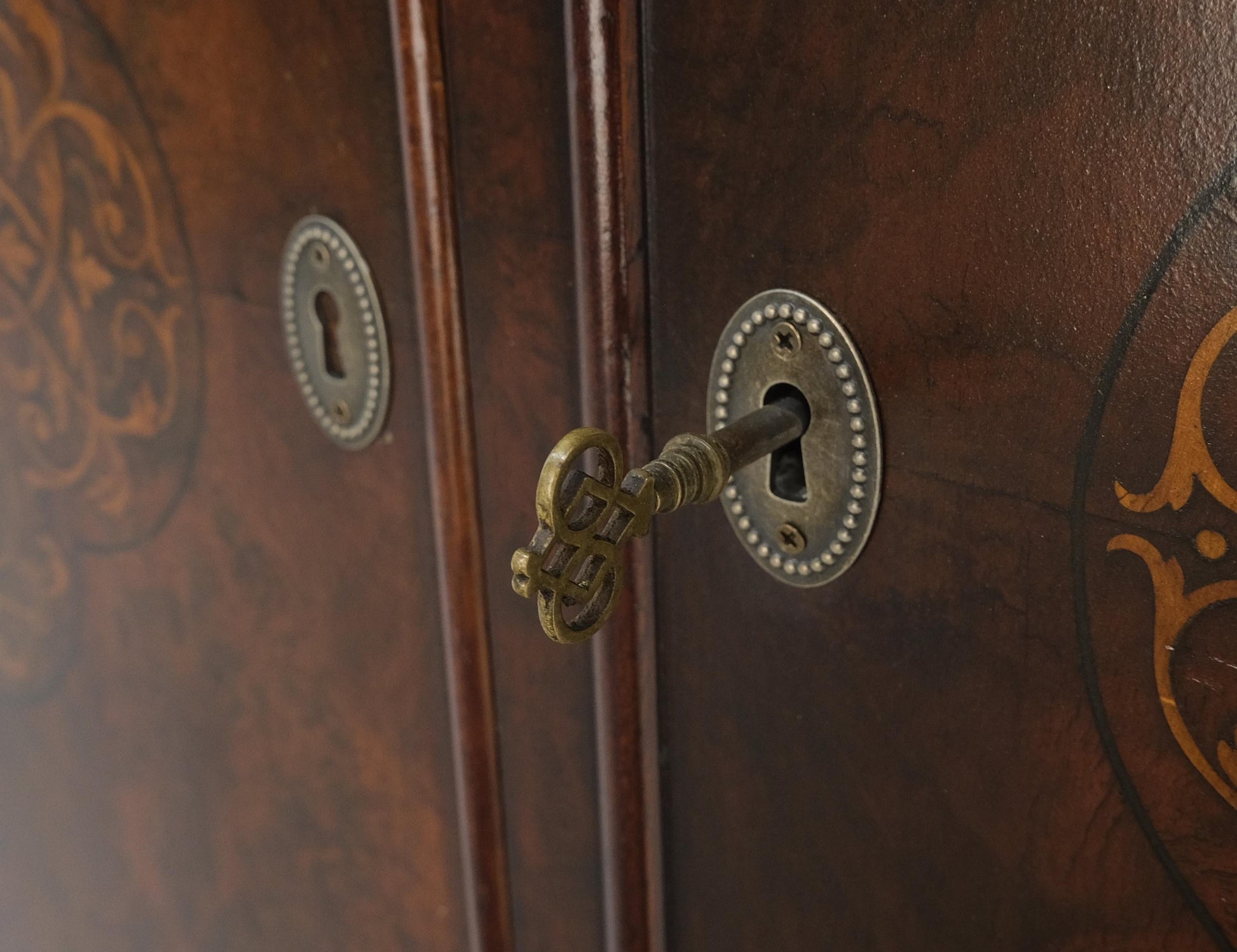 EstablishedLines Hoof Style Feet 6 Fitted Drawers Double Door Inlay Concave Cabinet Walnut MINT!