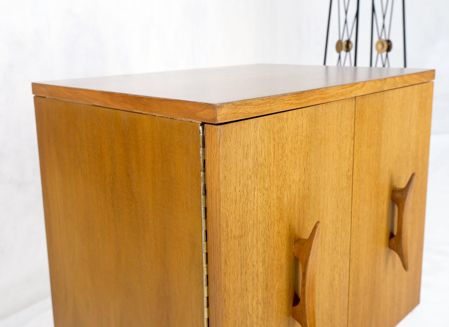 EstablishedLines Light Walnut Banana Shape Pulls Two Doors End Table Nightstand Mint!