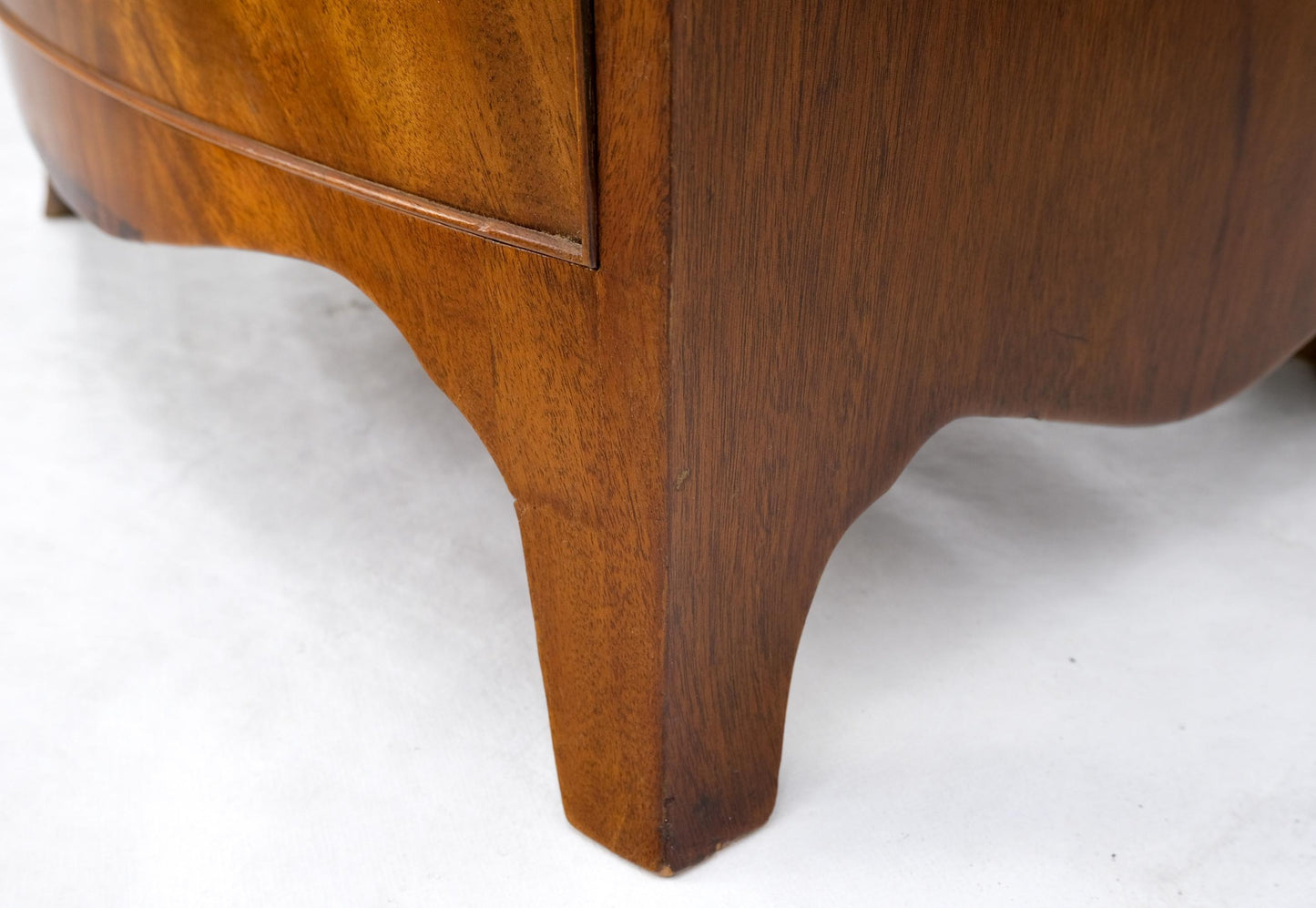 EstablishedLines Antique 19th Century 4 Drawers Pull Out Tray Flame Mahogany Bachelor Chest Brass