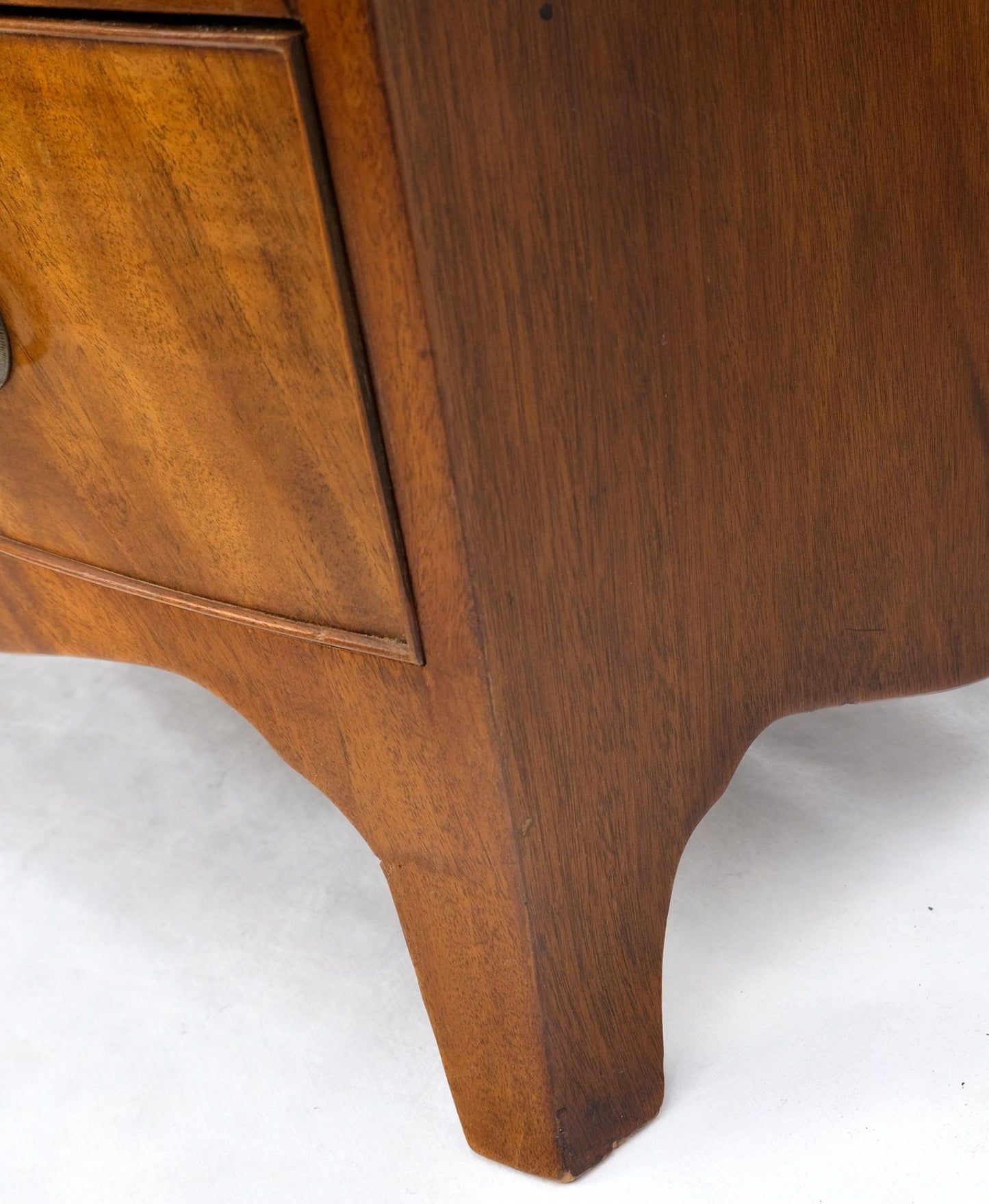 EstablishedLines Antique 19th Century 4 Drawers Pull Out Tray Flame Mahogany Bachelor Chest Brass
