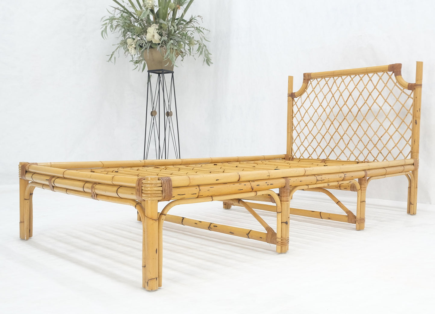 EstablishedLines Vintage 1970s Large Bamboo Chaise Lounge Daybed Frame MINT!