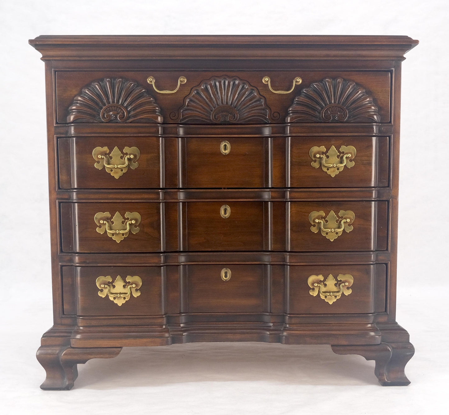 EstablishedLines Fine Block Front Scallop Carving 4 Drawers Bachelor Chest Dresser MINT