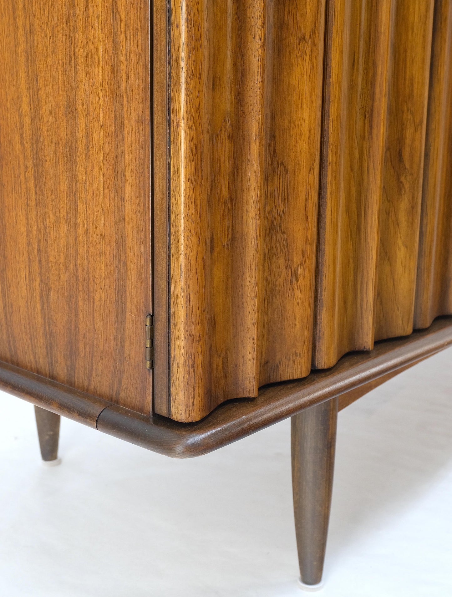 EstablishedLines Mid-Century Modern Walnut 2 Door 3 Drawers Sculptural Dresser Credenza Mint!