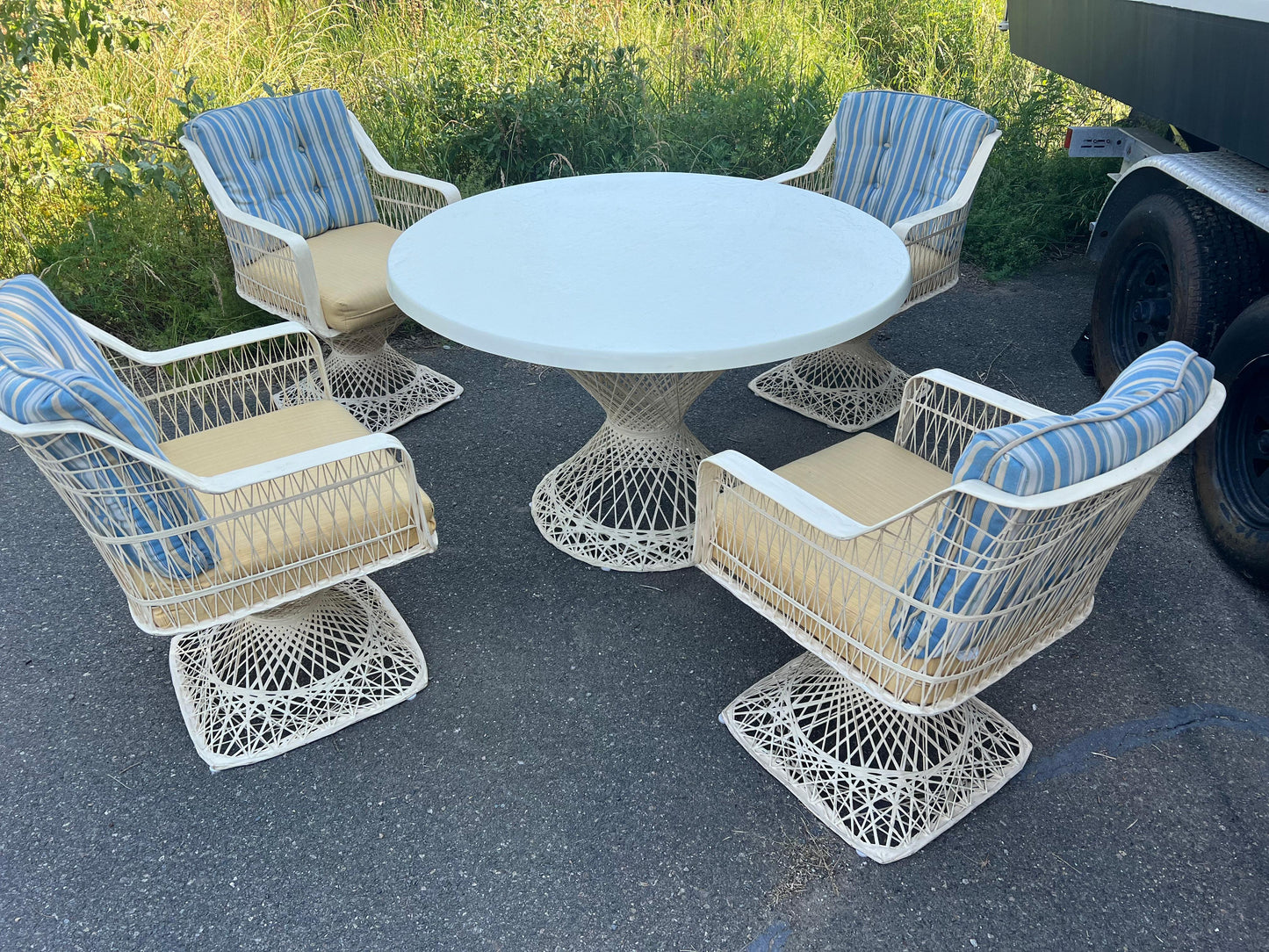 EstablishedLines Spun Fiberglass 5 Pieces Round Dining Table 4 Chair Russel Woodard Outdoor Set