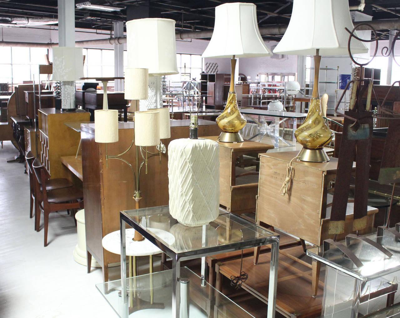 EstablishedLines Rounded Corners Pedestal Shape White Faux Bamboo Decorated Pattern Table Lamp