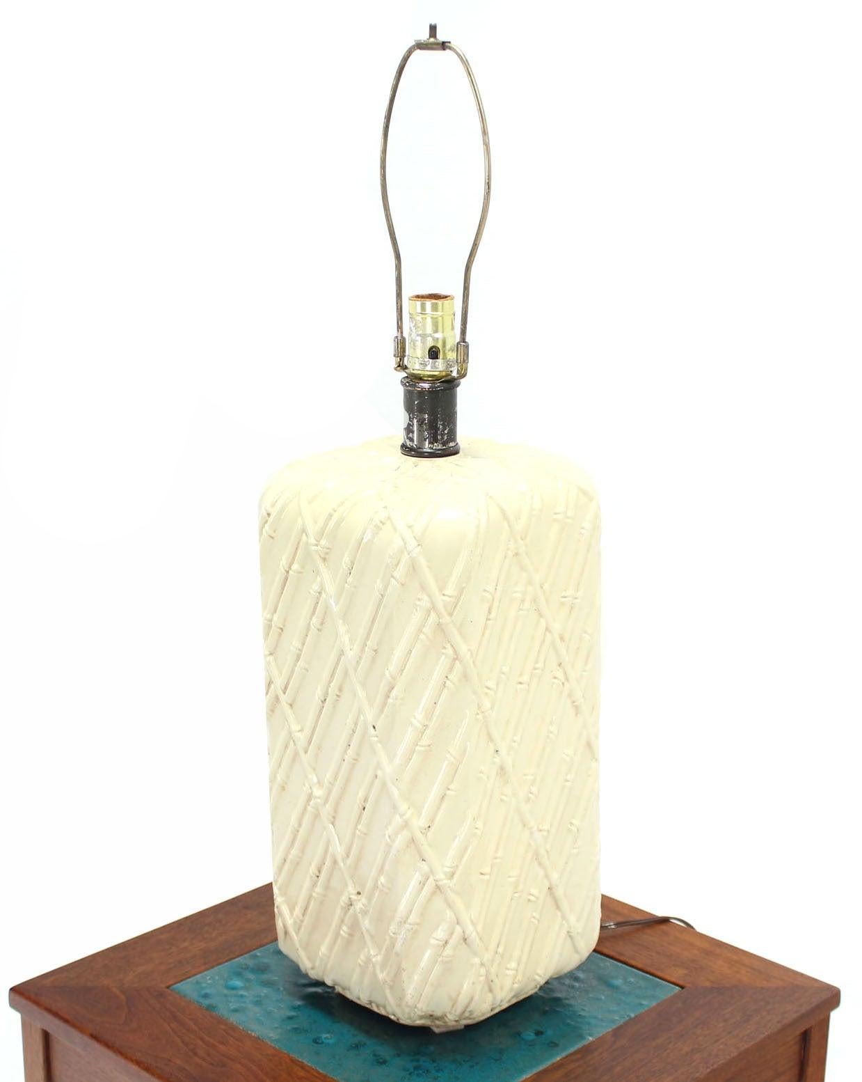 EstablishedLines Rounded Corners Pedestal Shape White Faux Bamboo Decorated Pattern Table Lamp