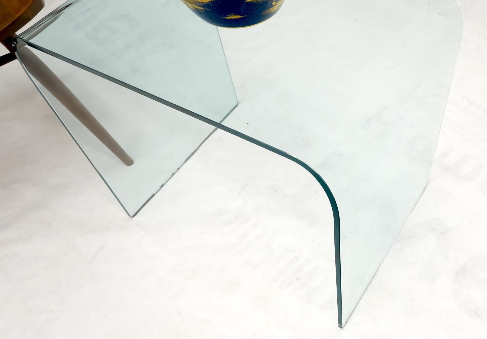 EstablishedLines Italian Mid-Century Modern Bent Glass End Table Stand