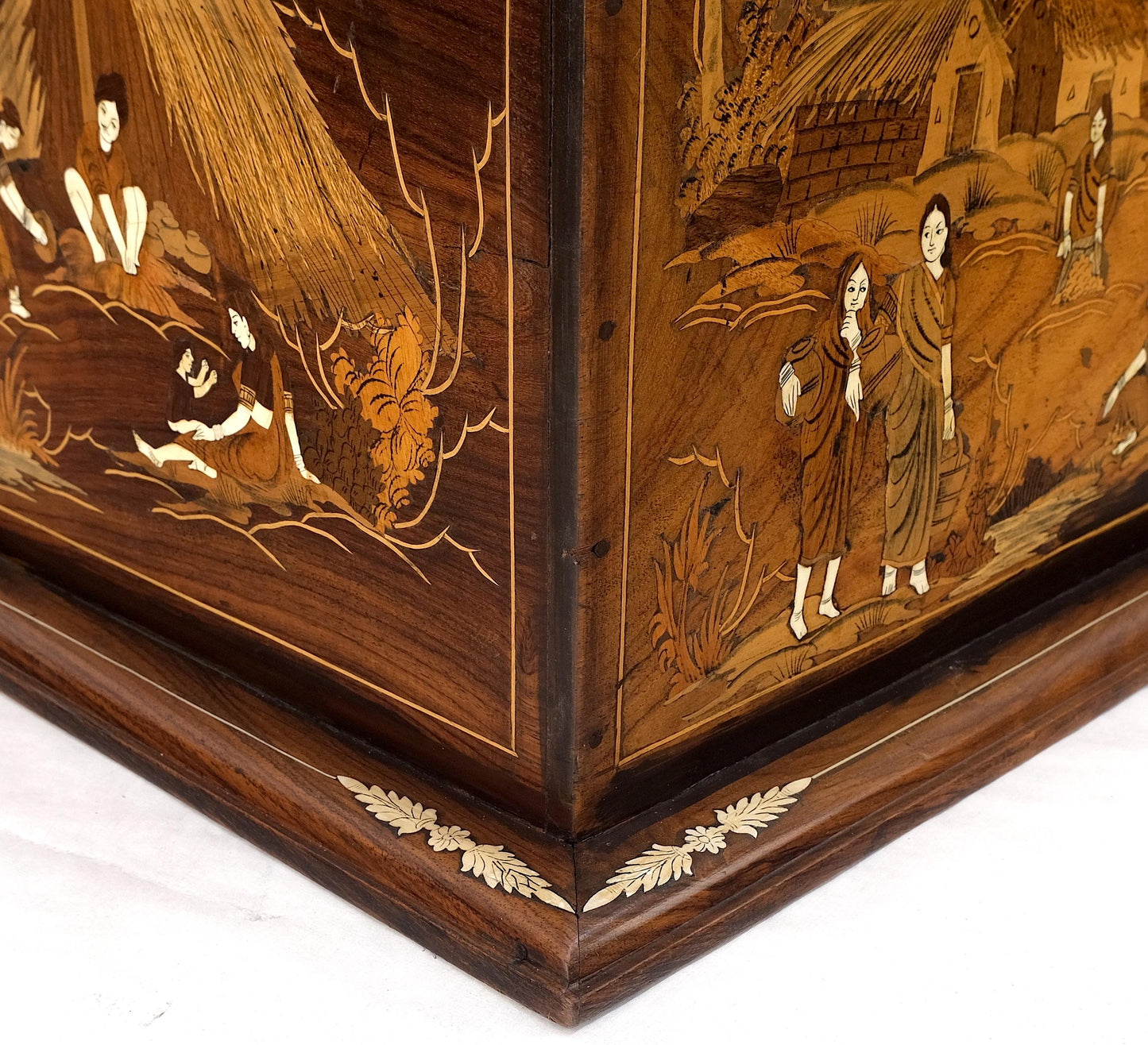 Large Box Trunk Bone Inlayed Rosewood Storage Village Scenery Very Fine Detail
