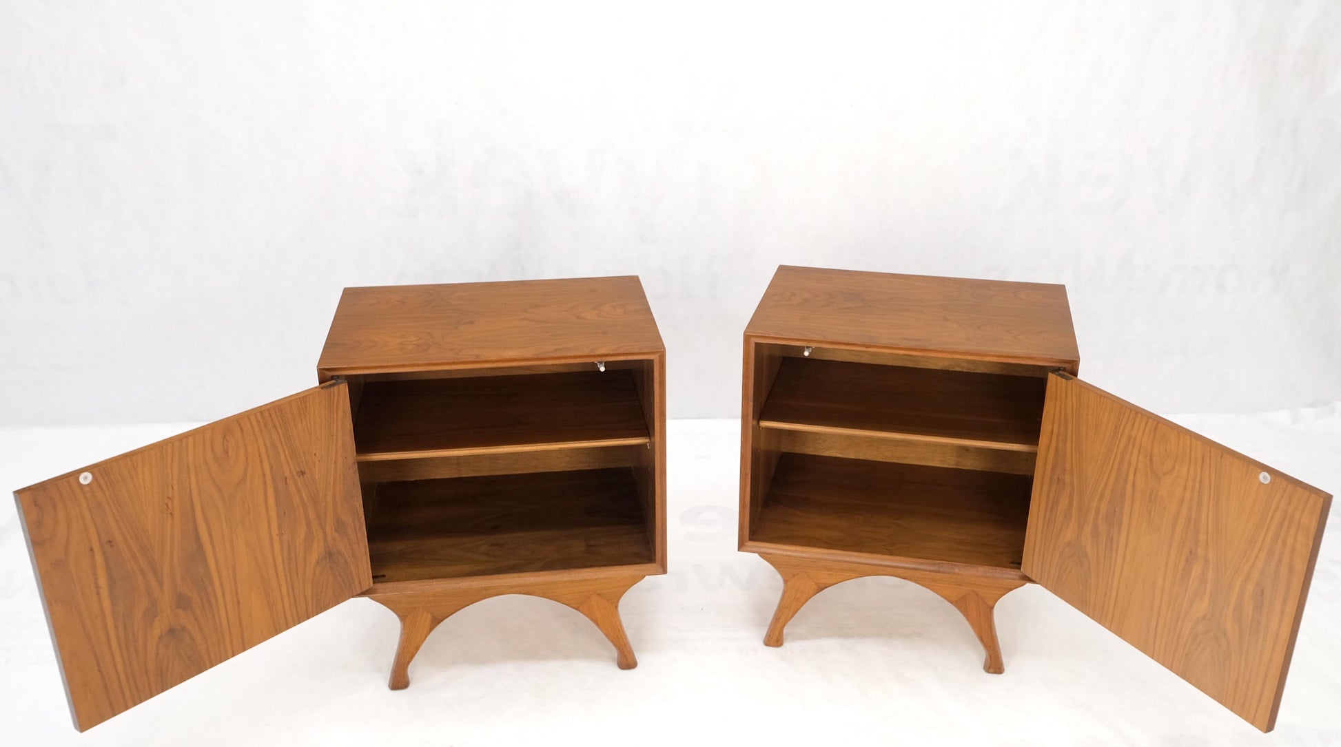 EstablishedLines Pair Sculpted Fronts Legs Walnut Mid-Century Modern Nightstands End Tables MINT!