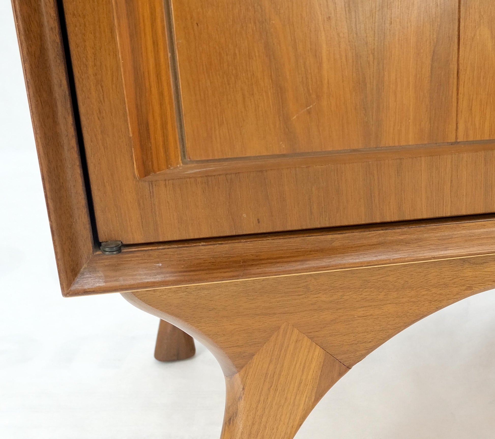 EstablishedLines Pair Sculpted Fronts Legs Walnut Mid-Century Modern Nightstands End Tables MINT!