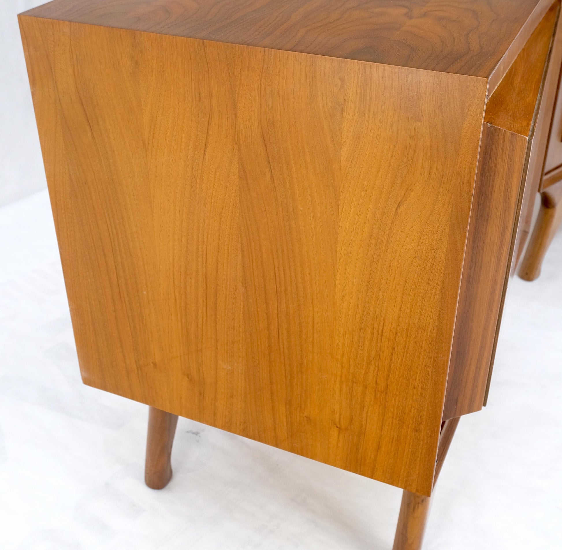 EstablishedLines Pair Sculpted Fronts Legs Walnut Mid-Century Modern Nightstands End Tables MINT!