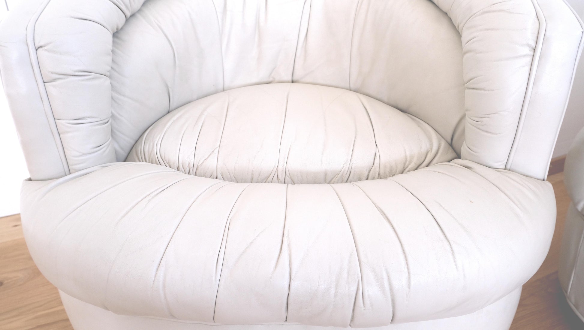 EstablishedLines Pair Barrel Round Back Off White Leather Upholstery Swivel Lounge Chairs MINT!