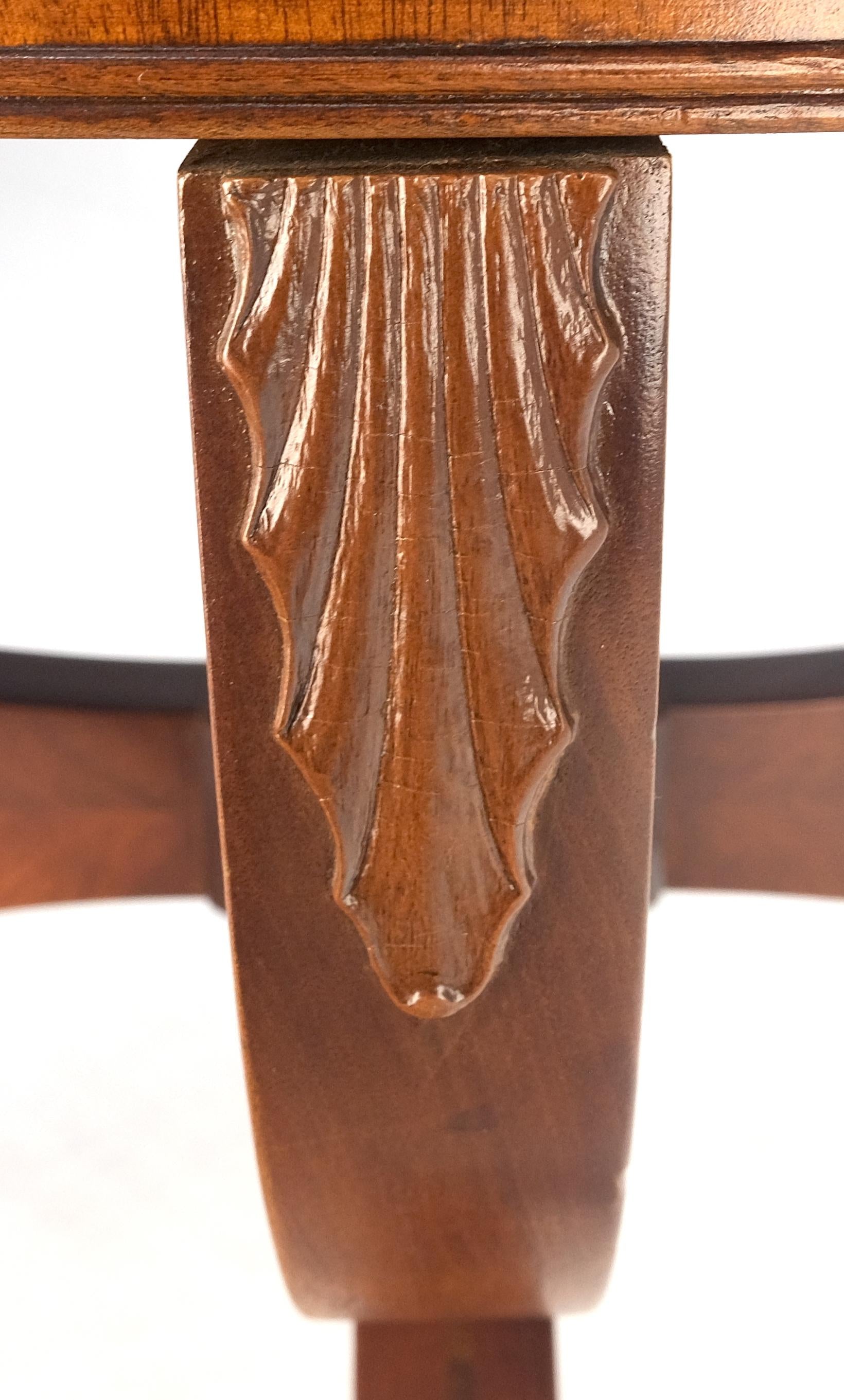EstablishedLines Round Mahogany Single Pedestal Drum to Duning Table w/ 2 Extension Boards Mint