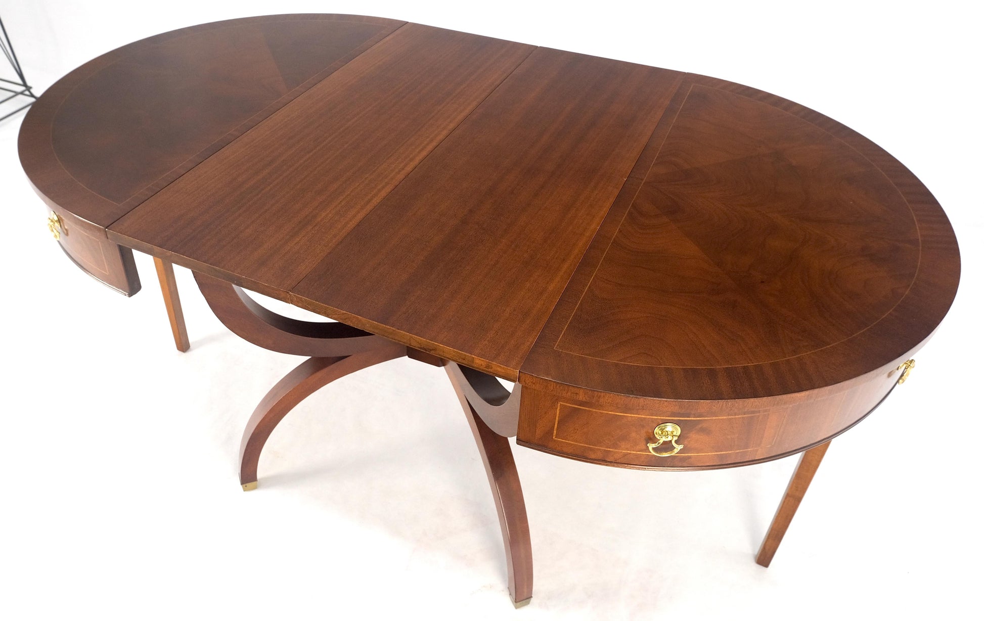 EstablishedLines Round Mahogany Single Pedestal Drum to Duning Table w/ 2 Extension Boards Mint