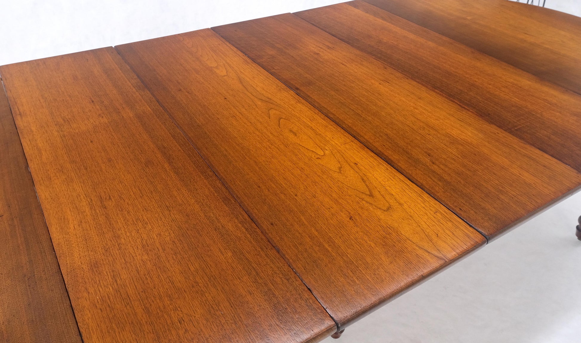 EstablishedLines Antique Solid Light Amber Walnut Round Dining Table 4 Extension Boards MINT!