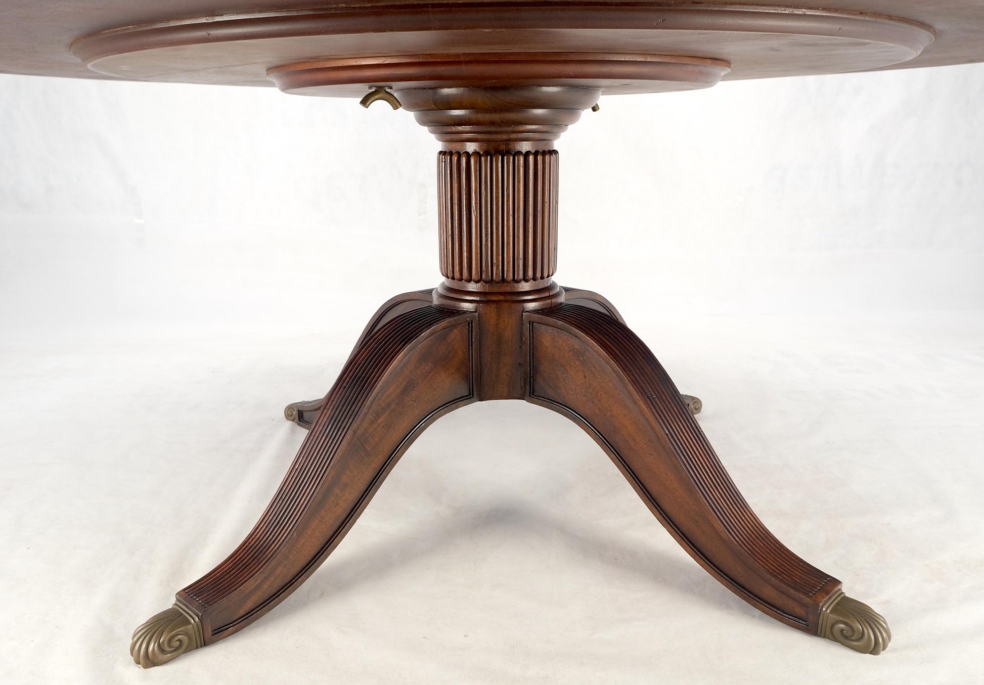 Jonathan Charles 66/92' Diamet Round 8 board Extendable Dining Table Single Base