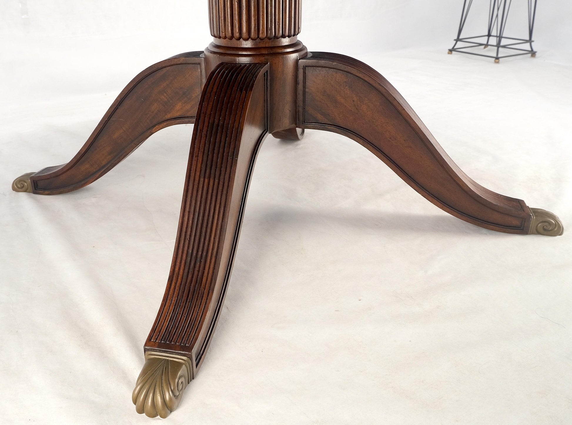Jonathan Charles 66/92' Diamet Round 8 board Extendable Dining Table Single Base