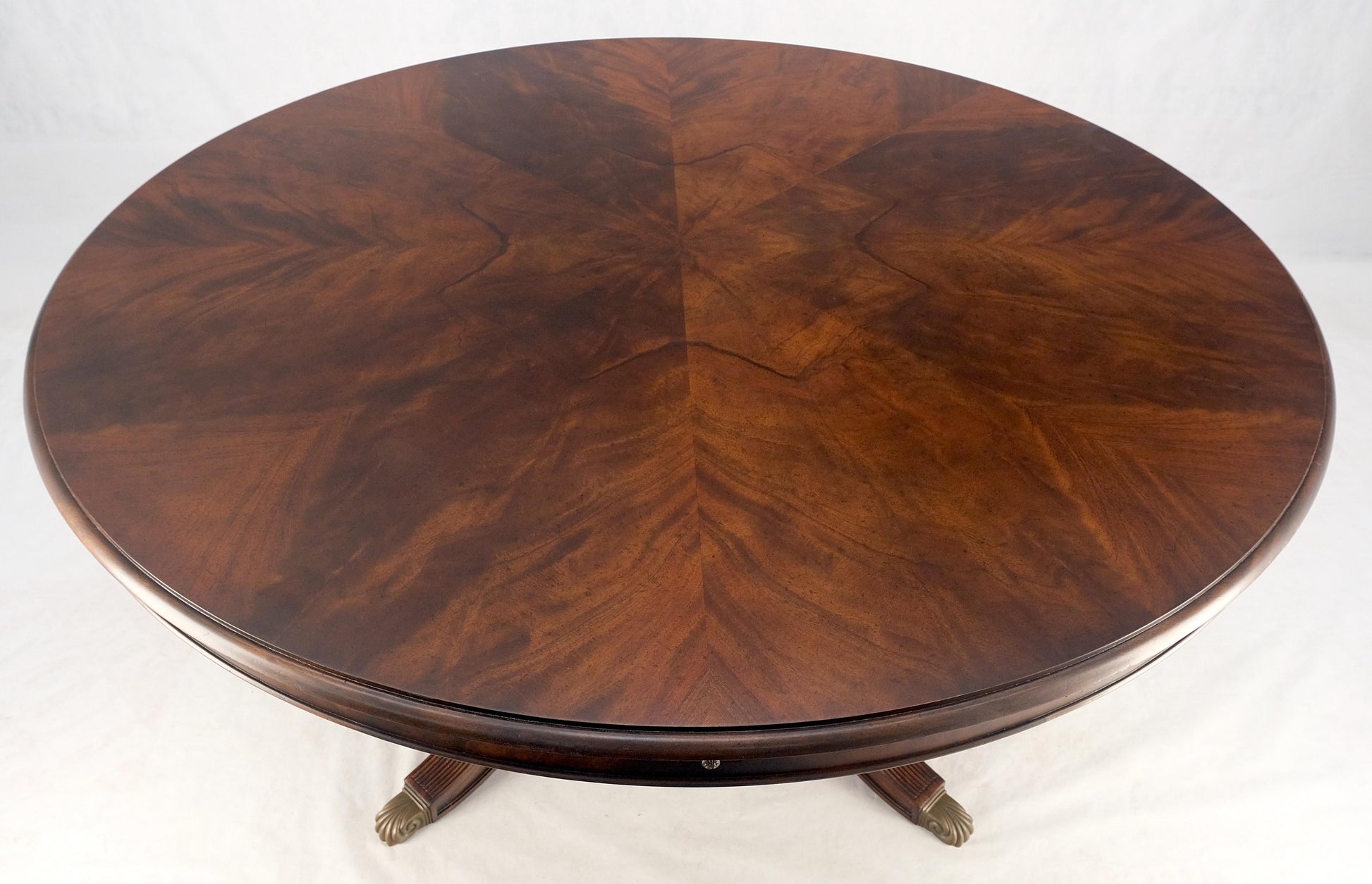Jonathan Charles 66/92' Diamet Round 8 board Extendable Dining Table Single Base