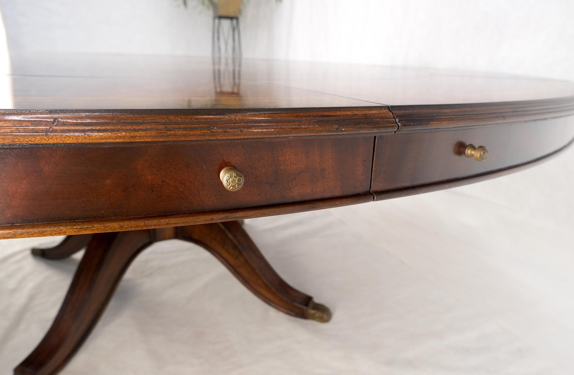 Jonathan Charles 66/92' Diamet Round 8 board Extendable Dining Table Single Base